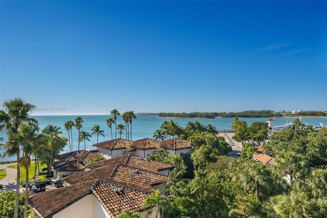 19153 Fisher Island Dr in Miami Beach, FL - Foto de edificio