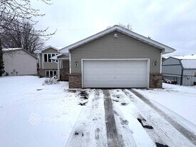 3746 Hamlet Ave N in Oakdale, MN - Building Photo