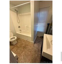11 Clark St, Unit 15B in East Hartford, CT - Building Photo - Building Photo