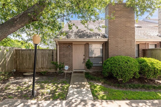 13808 Hollowgreen Dr in Houston, TX - Building Photo - Building Photo