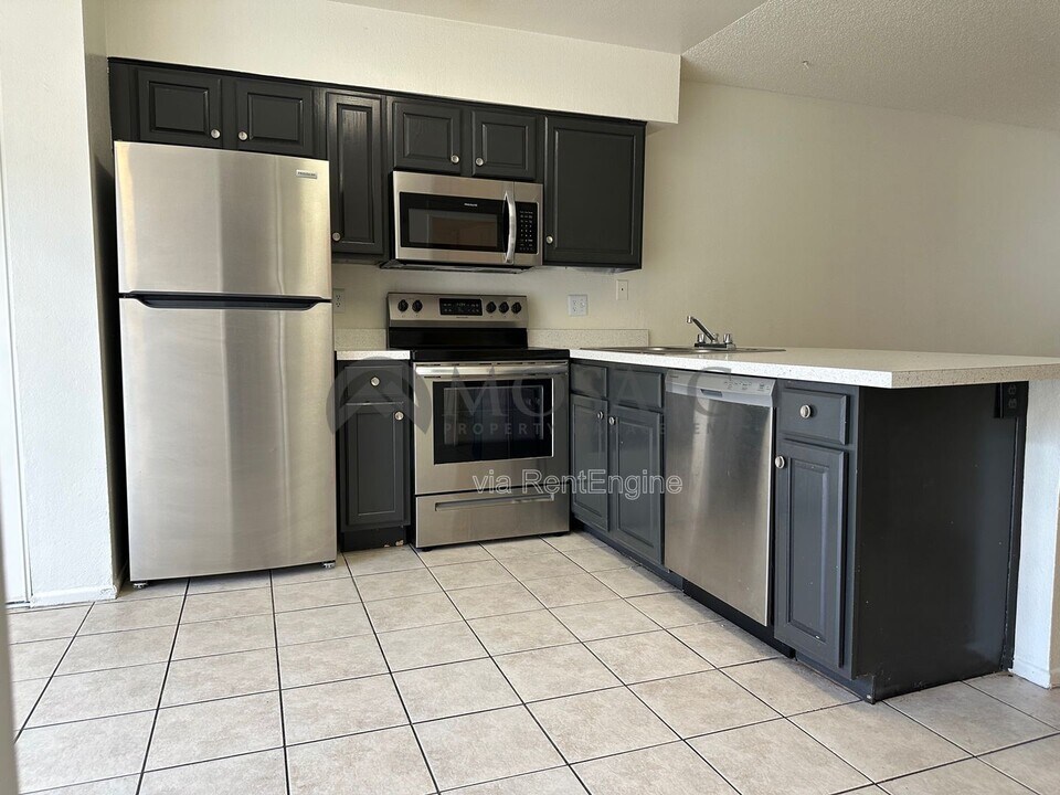 2440 E Waltann Ln in Phoenix, AZ - Building Photo