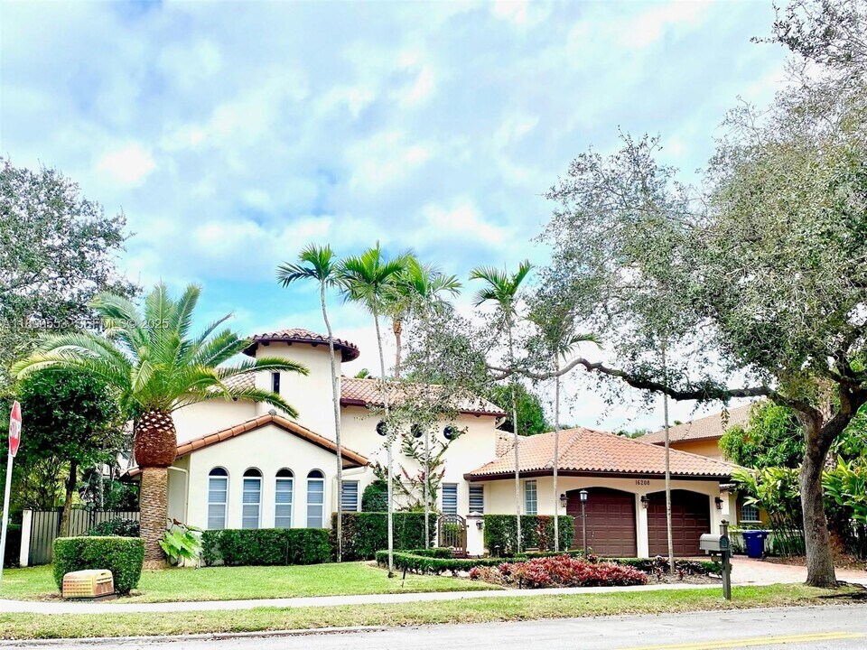 16208 NW 83rd Pl in Miami Lakes, FL - Foto de edificio