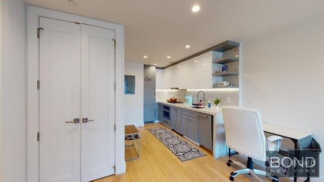 property at 11-07 Welling Ct