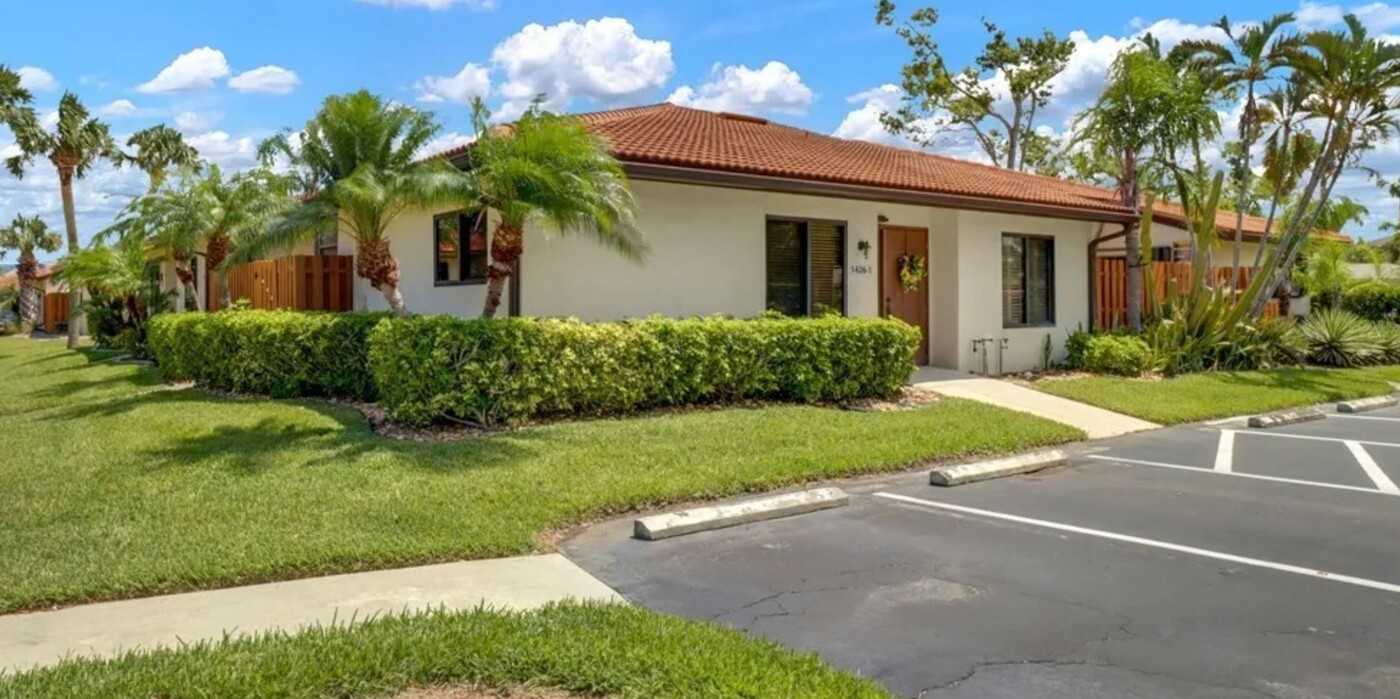 1426 Park Shore Cir, Unit 1 in Ft. Myers, FL - Foto de edificio