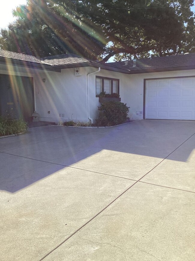 1925 Laguna St in Santa Barbara, CA - Building Photo - Building Photo