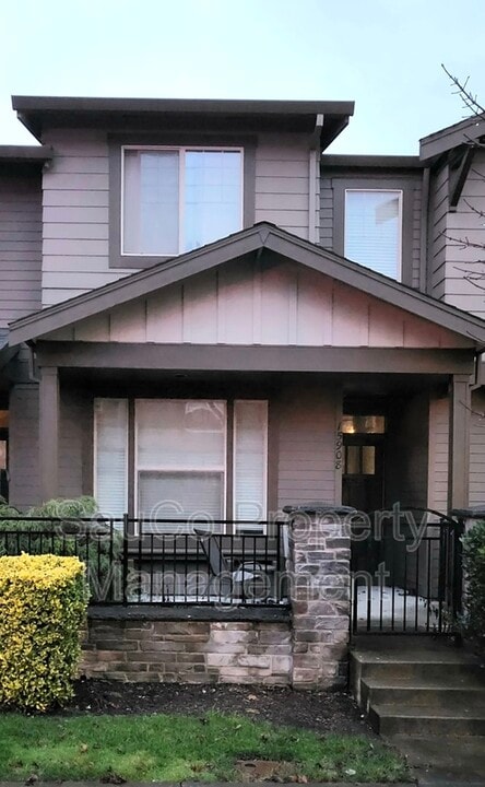 15908 NW Central Dr in Portland, OR - Building Photo