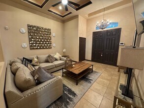 207 Desert Palm Dr in Laredo, TX - Building Photo - Building Photo