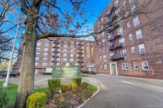 54-44 Little Neck Pkwy in Queens, NY - Foto de edificio - Building Photo