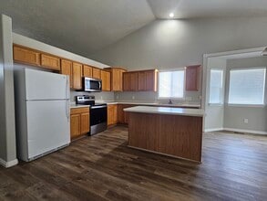 6663 S High Bluff Dr in West Jordan, UT - Building Photo - Building Photo