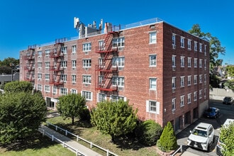 Maple Crest Apartments at Williston Park in Williston Park, NY - Foto de edificio - Building Photo