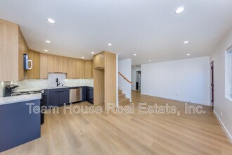 7510 Etiwanda Ave in Los Angeles, CA - Building Photo - Building Photo