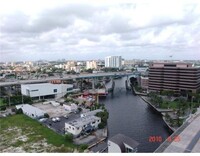 185 SW 7th St, Unit 1600 in Miami, FL - Foto de edificio - Building Photo