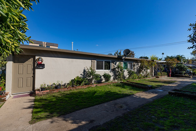 1017 E Pennsylvania Ave in Escondido, CA - Building Photo - Building Photo