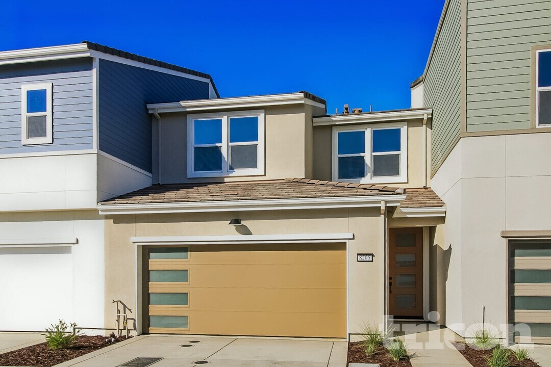 8205 Perla Wy in Sacramento, CA - Foto de edificio