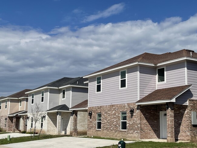 125 Mimosa St in Los Fresnos, TX - Foto de edificio - Building Photo