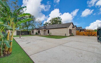 8040 Howton St in Houston, TX - Building Photo - Building Photo