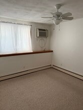 2008 Mineral Spring Ave in North Providence, RI - Foto de edificio - Building Photo