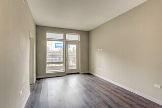 851 W Grand Ave, Unit 302 in Chicago, IL - Building Photo - Building Photo