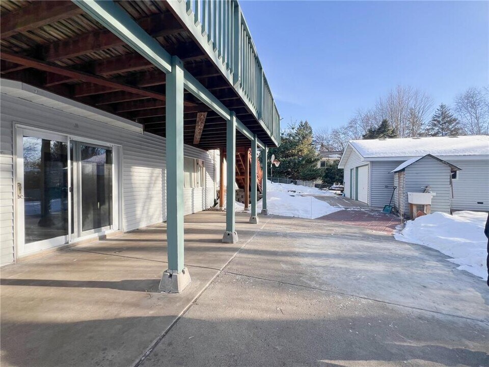 11331 W River Rd in Champlin, MN - Foto de edificio