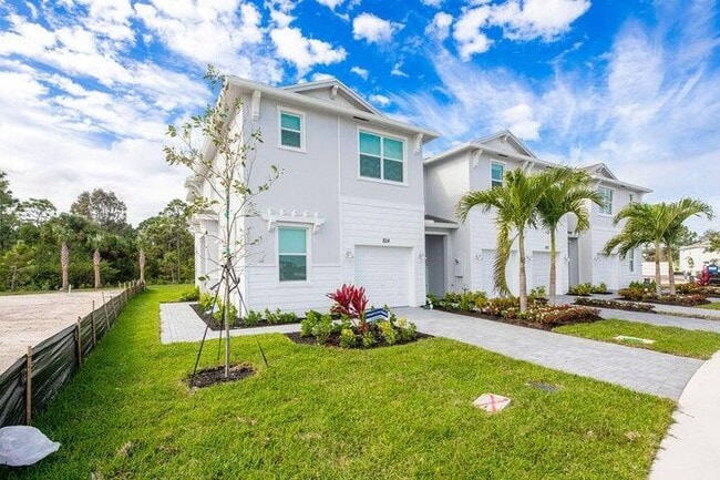 824 SE grovebush Ln in Port St. Lucie, FL - Building Photo - Building Photo