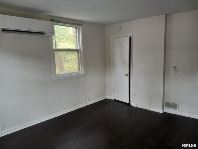 735 20th Ave, Unit 7 in East Moline, IL - Building Photo - Building Photo