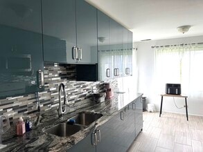 220 Oak Knoll Ct in Schaumburg, IL - Building Photo - Building Photo