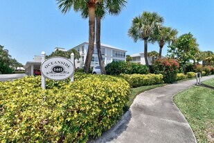 1441 Ocean Dr, Unit 310 in Vero Beach, FL - Building Photo