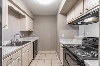 Cedar Manor Apartments in Jonesboro, AR - Building Photo - Interior Photo