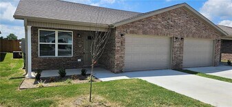 513 NW 68th Ave in Bentonville, AR - Building Photo