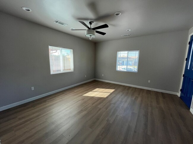 1135 W Baker St in Porterville, CA - Foto de edificio - Building Photo