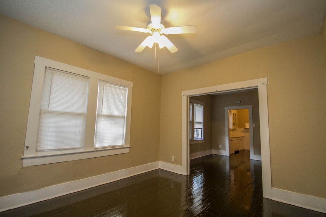 1727 Nolan St in San Antonio, TX - Building Photo