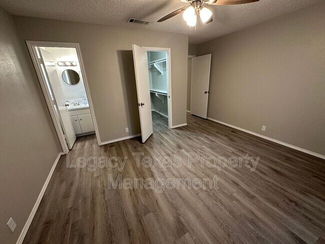 1116 N Nolan River Rd in Cleburne, TX - Foto de edificio - Building Photo