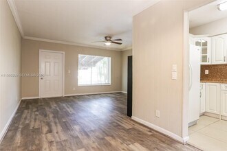 1078 NE 157th St in North Miami Beach, FL - Foto de edificio - Building Photo