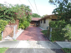 3225 SW 27th St in Miami, FL - Building Photo - Building Photo