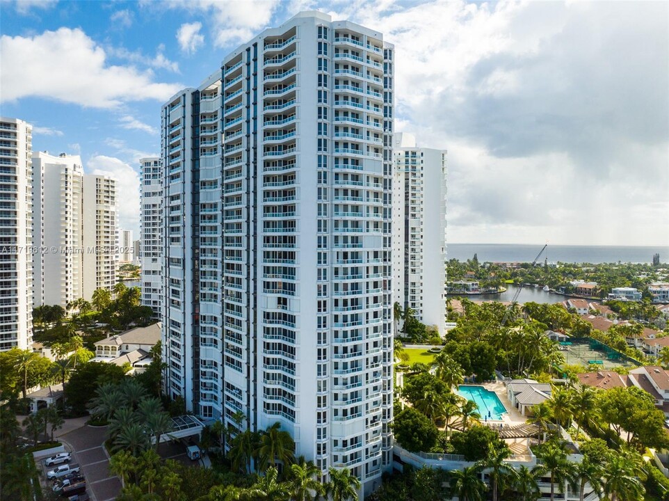 21055 Yacht Club Dr, Unit 605 in Aventura, FL - Building Photo