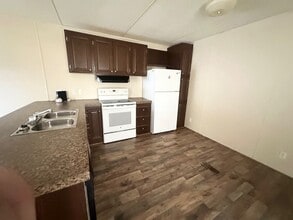 2001 W Loop 304 in Crockett, TX - Building Photo - Building Photo