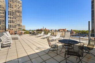 2300 N Commonwealth Ave, Unit 7B in Chicago, IL - Building Photo - Building Photo