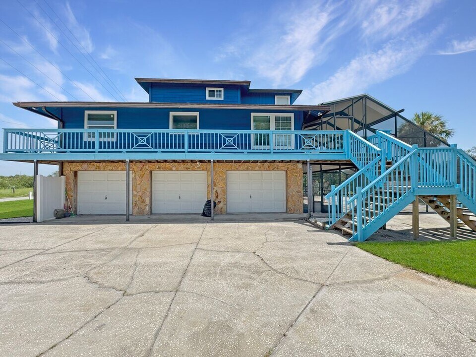 9903 Bay Dr in Gibsonton, FL - Building Photo