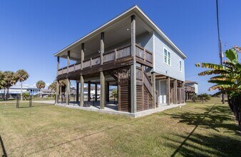 16511 John Davis Rd in Jamaica Beach, TX - Building Photo - Building Photo