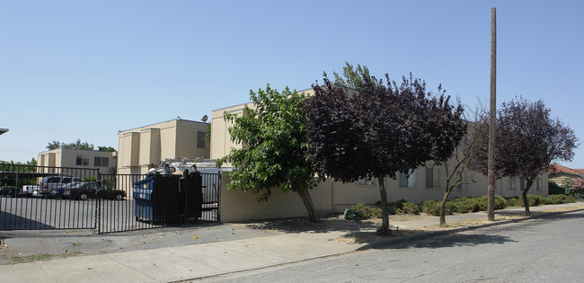 Riverbank Apartments in Antioch, CA - Foto de edificio - Building Photo