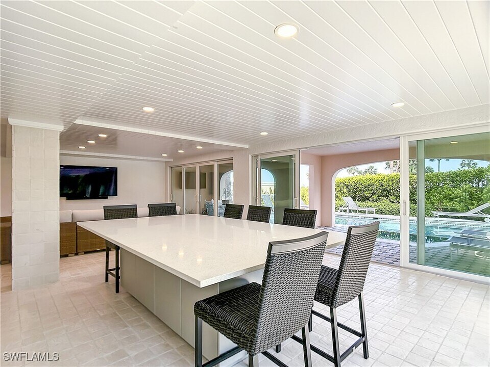 21 Casa Mar Ln in Naples, FL - Building Photo