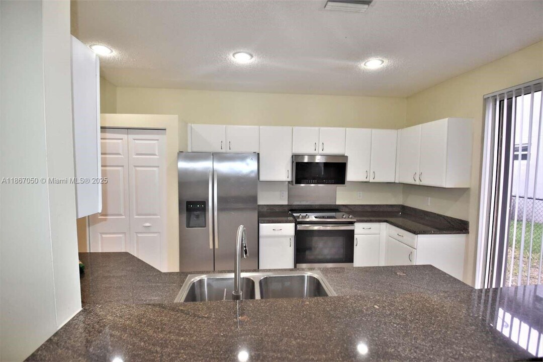 6161 NW 58th Way in Parkland, FL - Building Photo