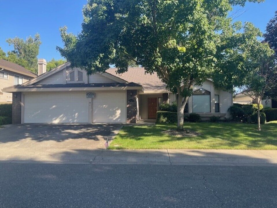 11820 S Carson Way in Gold River, CA - Building Photo