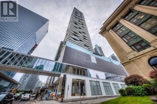 100 Harbour St in Toronto, ON - Building Photo