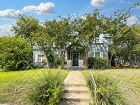 103 Blue Bonnet Blvd