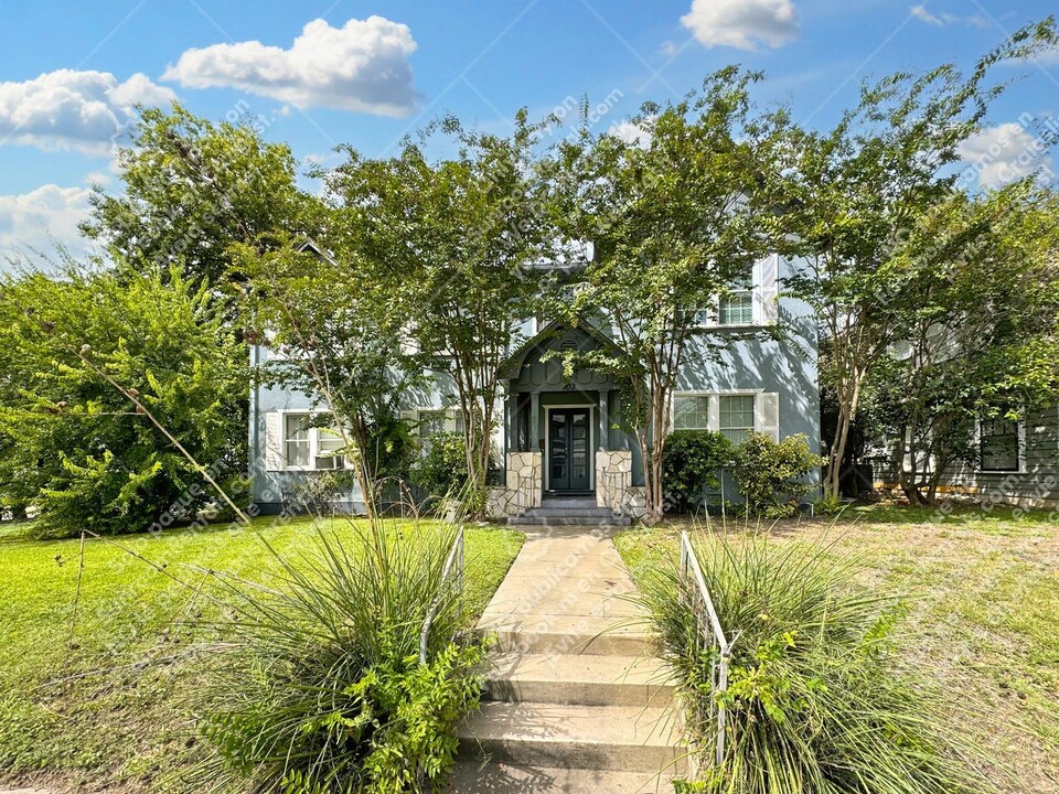 103 Blue Bonnet Blvd in San Antonio, TX - Foto de edificio