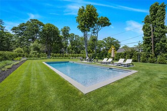 5 Thorn Hedge Rd in Bellport, NY - Building Photo - Building Photo