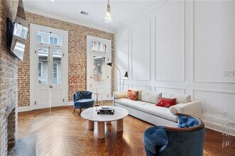 810 Bourbon St in New Orleans, LA - Foto de edificio - Building Photo