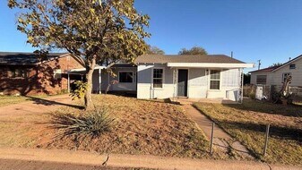 2414 Baylor St in Lubbock, TX - Building Photo