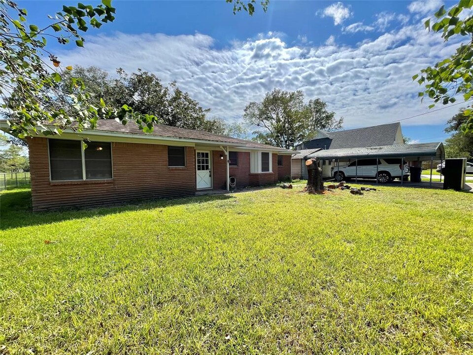 1613 Alena Rd in Angleton, TX - Building Photo